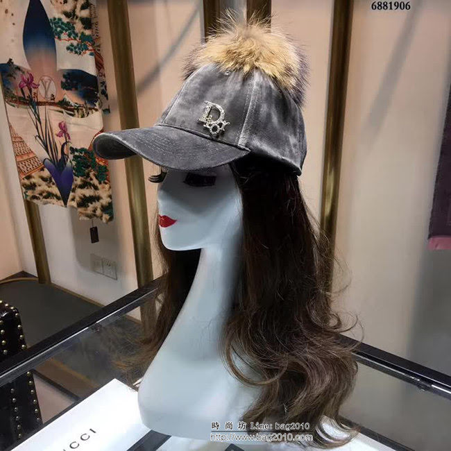 DIOR迪奧 火爆新款 羊絨搭配毛球鴨舌帽 6881906 LLWJ5654